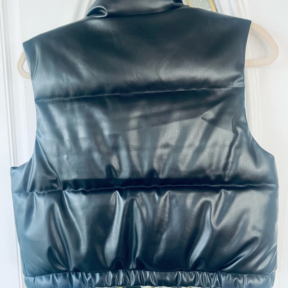 Ci Sono Cropped Puffer Vest in Black - Picture 2 of 6